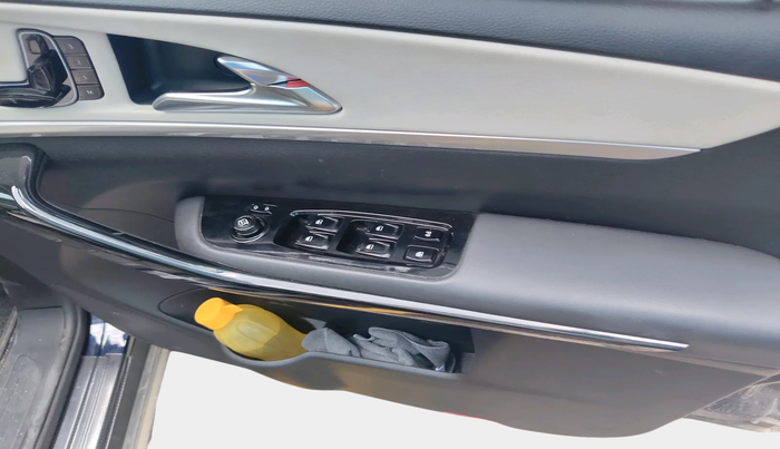 2023 Mahindra XUV700 AX 7 P AT 7 STR, Petrol, Automatic, 28,813 km, interior
