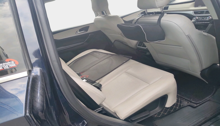2023 Mahindra XUV700 AX 7 P AT 7 STR, Petrol, Automatic, 28,813 km, interior