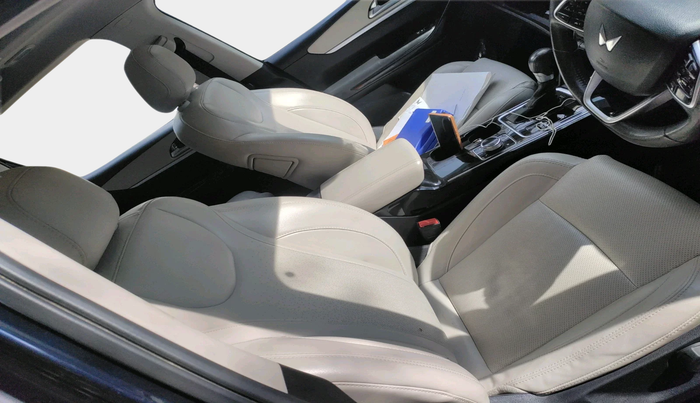 2022 Mahindra XUV700 AX 7 LUXURY D AWD AT 7 STR, Diesel, Automatic, 46,479 km, interior