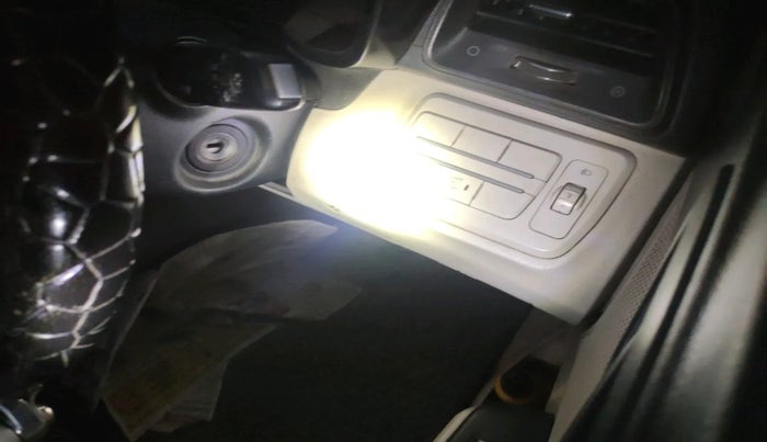 2021 Mahindra XUV300 W6 1.2 PETROL, Petrol, Manual, 1,10,463 km, interior