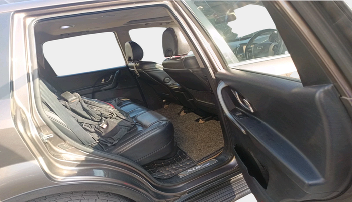 2018 Mahindra XUV500 W10, Diesel, Manual, 1,21,348 km, interior