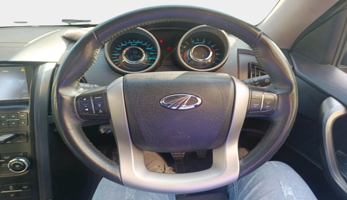 2018 Mahindra XUV500 W10, Diesel, Manual, 1,21,348 km, interior