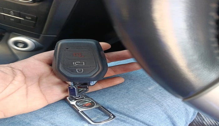 2018 Mahindra XUV500 W10, Diesel, Manual, 1,21,348 km, interior