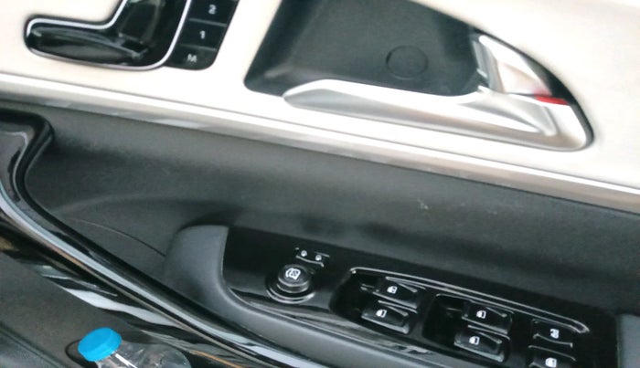 2023 Mahindra XUV700 AX 7 LUXURY D AT 7 STR, Diesel, Automatic, 84,920 km, interior