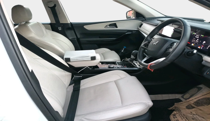 2023 Mahindra XUV700 AX 7 LUXURY D AT 7 STR, Diesel, Automatic, 84,920 km, interior