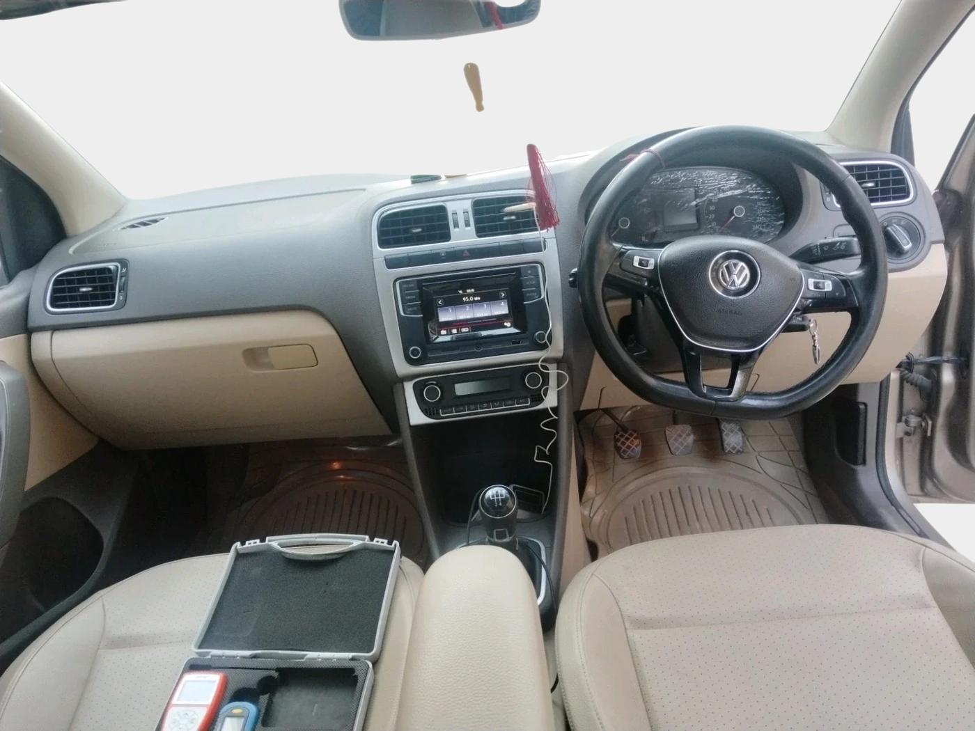2016 Volkswagen Vento COMFORTLINE 1.6, Petrol, Manual, 1,00,008 km, interior