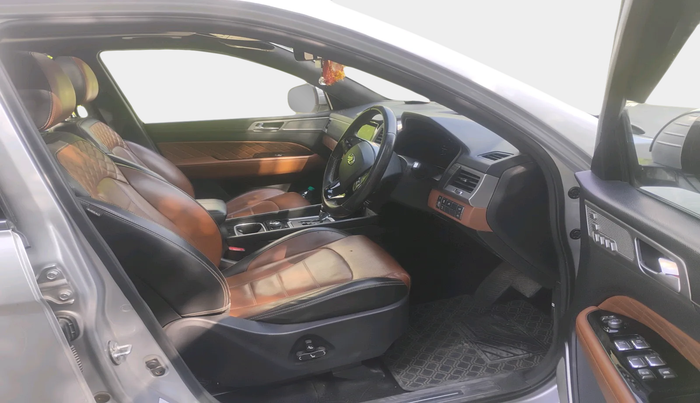 2019 Mahindra ALTURAS G4 4WD AT, Diesel, Automatic, 1,50,066 km, interior