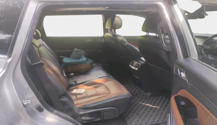 2019 Mahindra ALTURAS G4 4WD AT, Diesel, Automatic, 1,50,066 km, interior
