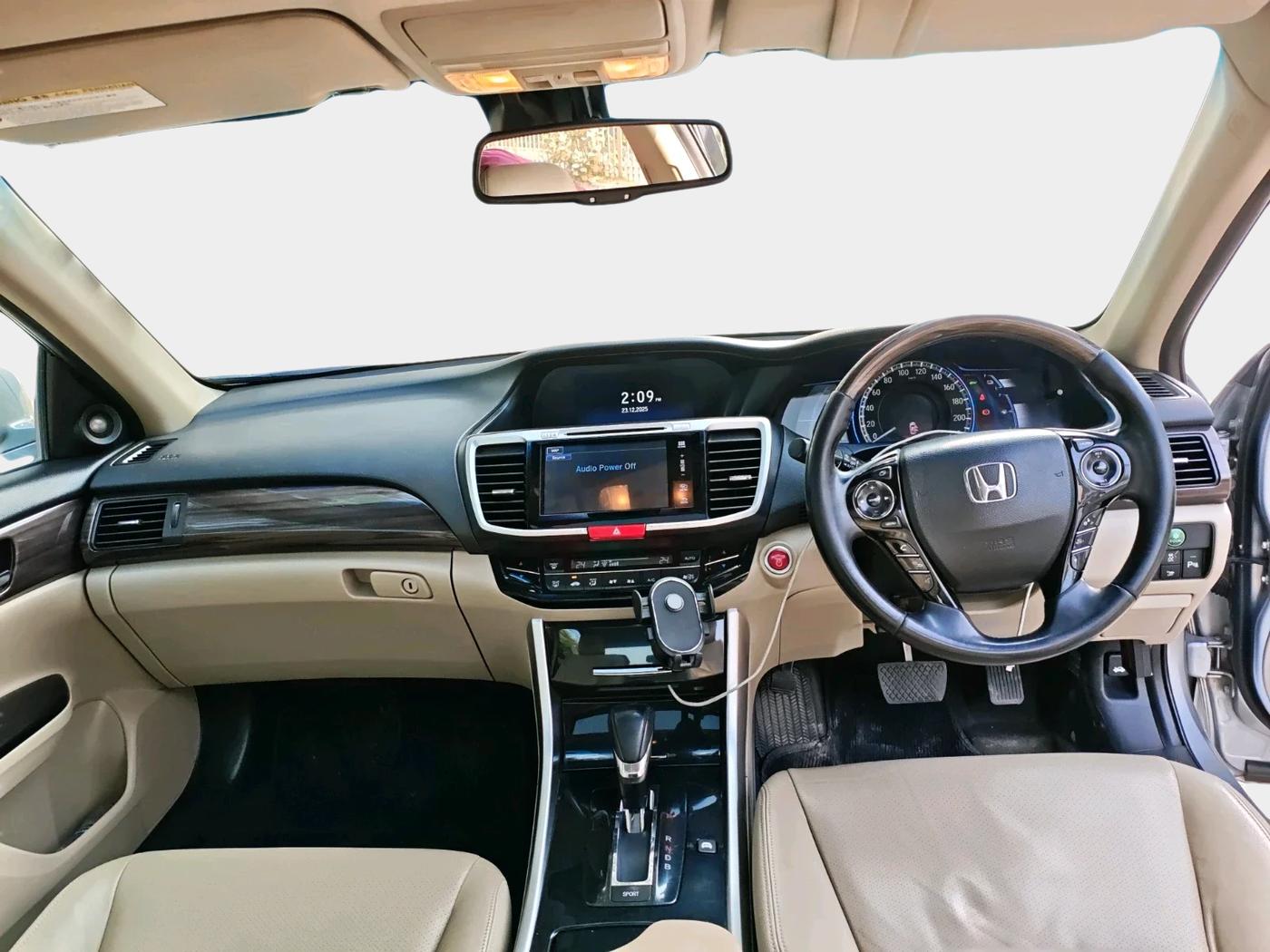 2017 Honda Accord HYBRID, Hybrid, Automatic, 1,12,511 km, interior