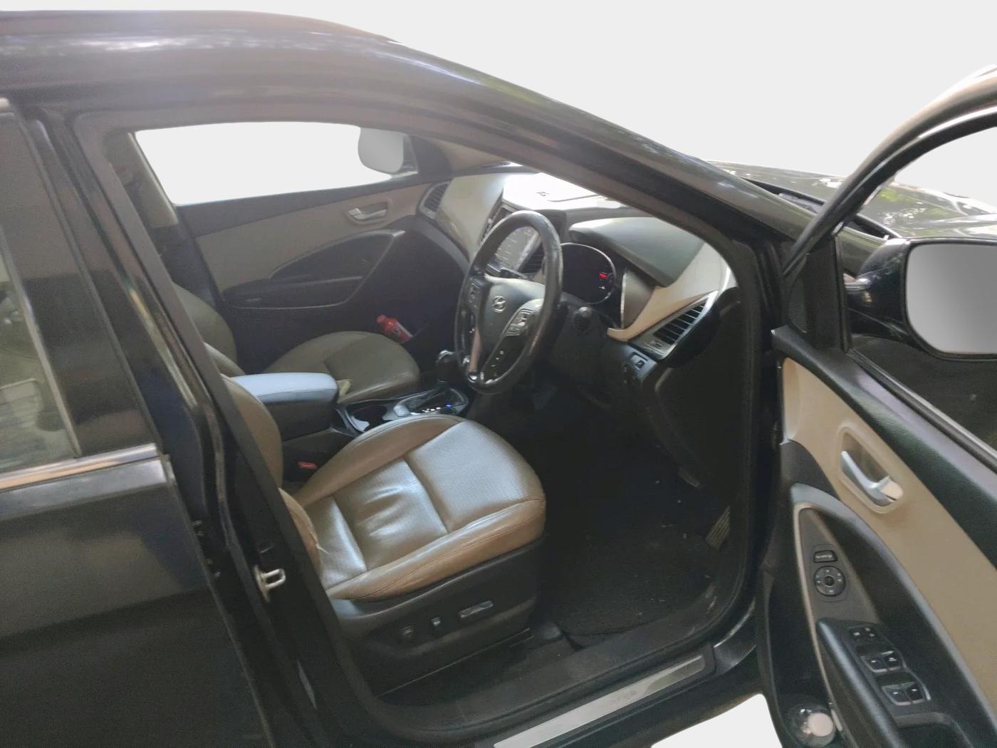 2015 Hyundai Santa Fe 4 WD AT, Diesel, Automatic, 2,15,740 km, interior