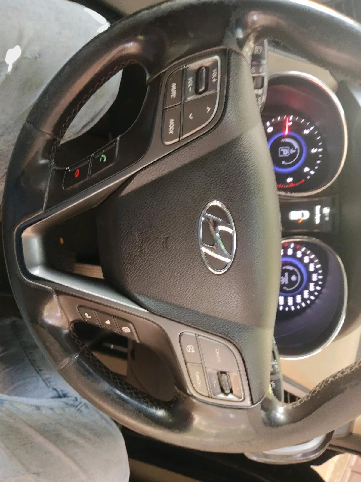 2015 Hyundai Santa Fe 4 WD AT, Diesel, Automatic, 2,15,740 km, interior