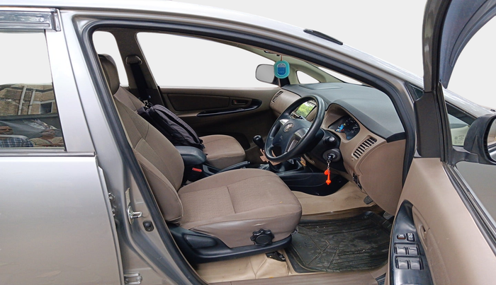 2016 Toyota Innova 2.5 GX 7 STR, Diesel, Manual, 74,609 km, interior
