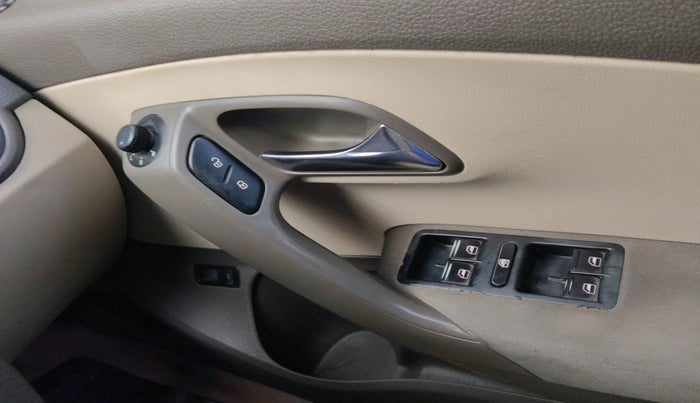 2011 Volkswagen Vento HIGHLINE 1.6 MPI, Petrol, Manual, 85,273 km, interior