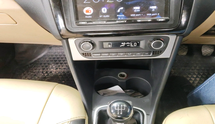 2015 Volkswagen Polo HIGHLINE1.5L, Diesel, Manual, 1,09,413 km, interior