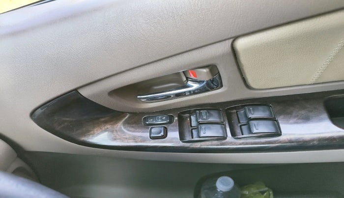 2015 Toyota Innova 2.5 VX 8 STR, Diesel, Manual, 2,70,812 km, interior