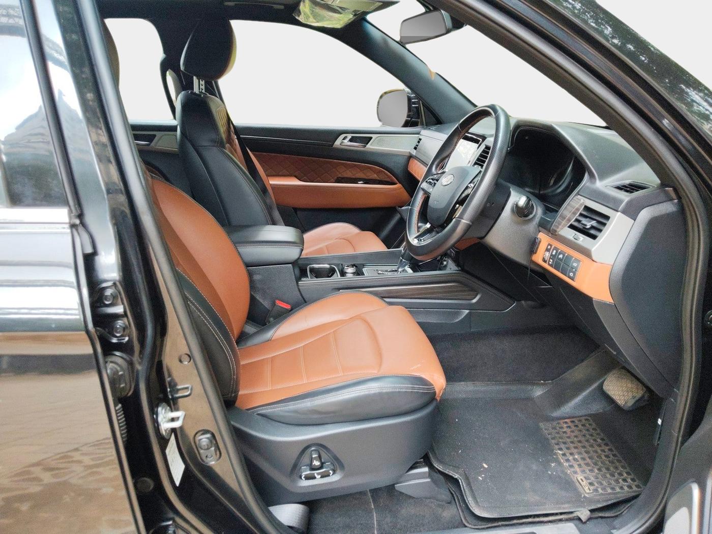 2018 Mahindra ALTURAS G4 4WD AT, Diesel, Automatic, 69,806 km, interior