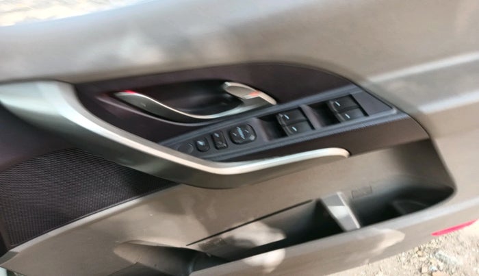 2015 Mahindra XUV500 W4, Diesel, Manual, 1,27,050 km, interior