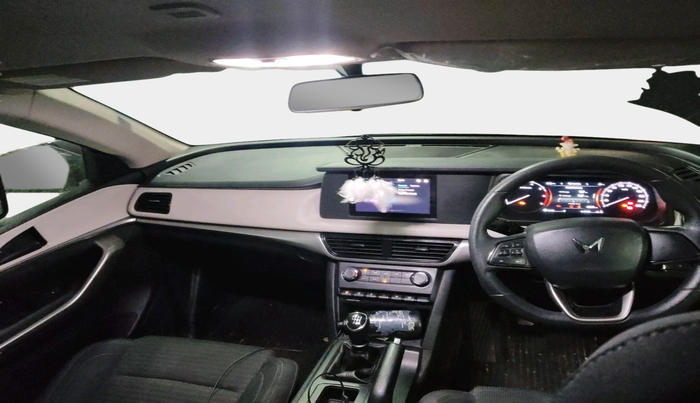 2022 Mahindra XUV700 MX P MT 5 STR, Petrol, Manual, 81,575 km, interior