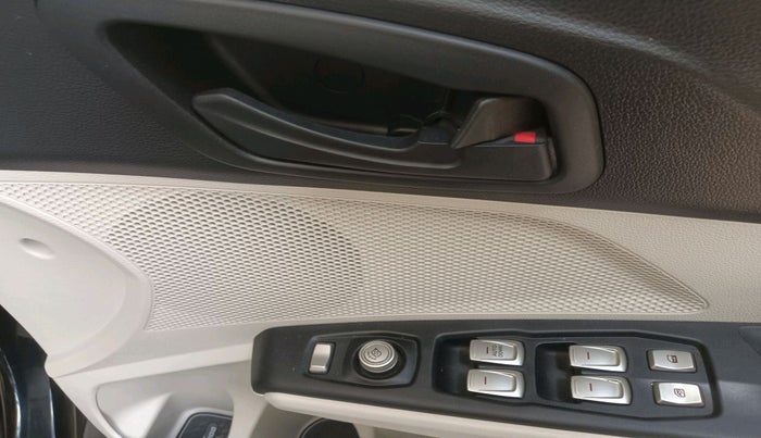 2023 Mahindra XUV300 W6 1.2 PETROL, Petrol, Manual, 5,993 km, interior