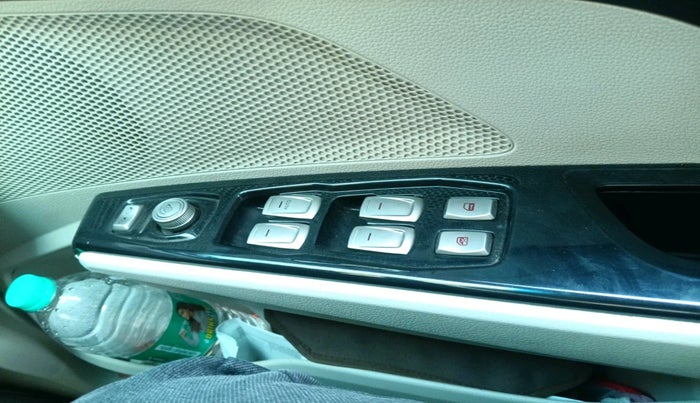 2021 Mahindra XUV300 W8 (O) 1.5 DIESEL AMT, Diesel, Automatic, 1,38,214 km, interior