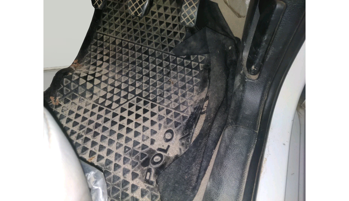 2013 Volkswagen Polo HIGHLINE1.2L, Petrol, Manual, 1,01,566 km, interior