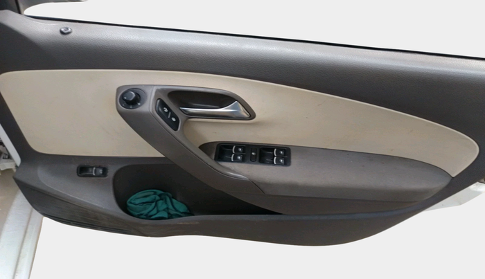 2011 Volkswagen Vento HIGHLINE 1.6 MPI, Petrol, Manual, 55,867 km, interior