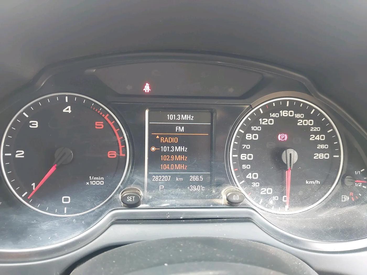 2012 Audi Q5 2.0 TDI QUATTRO, Diesel, Automatic, 2,82,207 km, interior