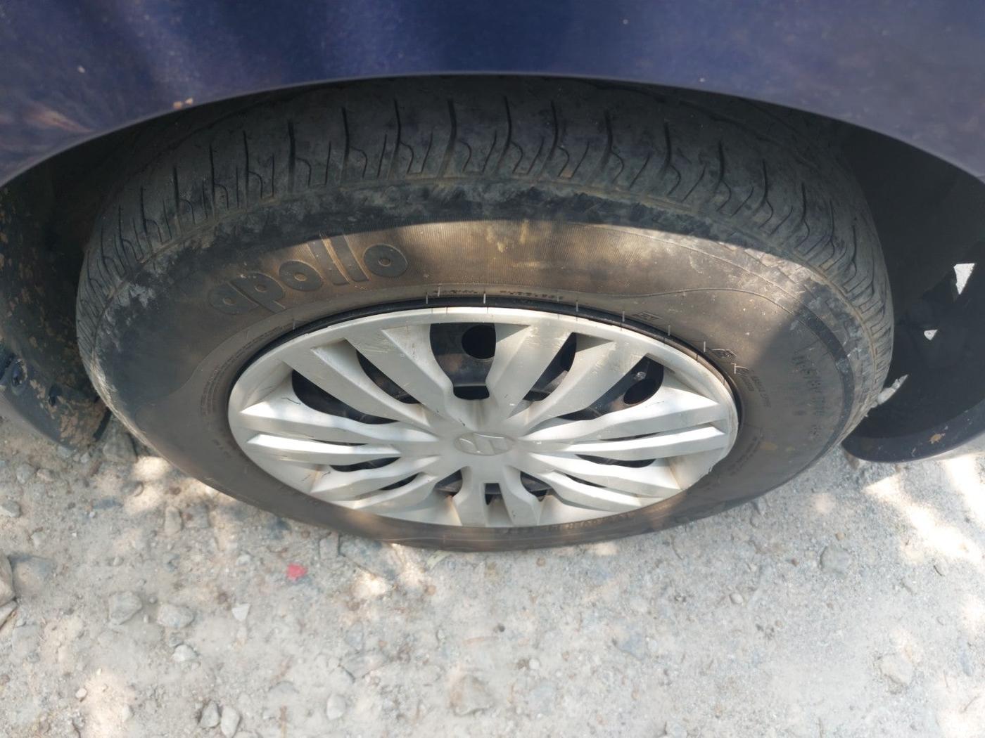 2017 Maruti Dzire VXI AMT, Petrol, Automatic, 71,457 km, tyre