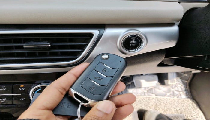 2021 Mahindra XUV700 AX 7 LUXURY D AT 7 STR, Diesel, Automatic, 53,170 km, interior