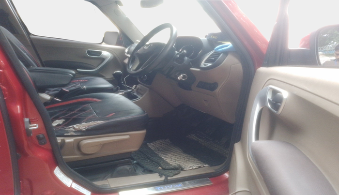 2018 Mahindra TUV300 T10, Diesel, Manual, 80,620 km, interior