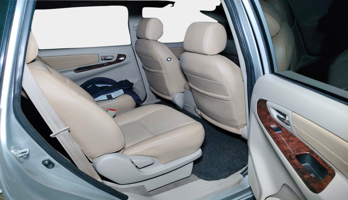 2014 Toyota Innova 2.5 VX 7 STR, Diesel, Manual, 83,978 km, interior