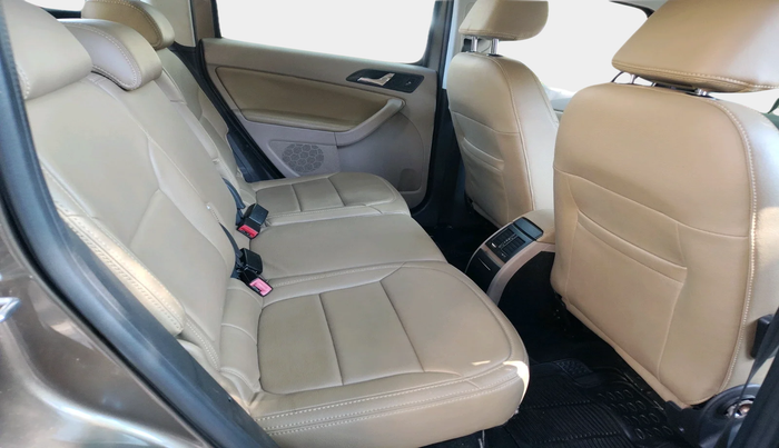 2013 Skoda Yeti ELEGANCE 2.0 TDI CR 4X4, Diesel, Manual, 1,20,343 km, interior