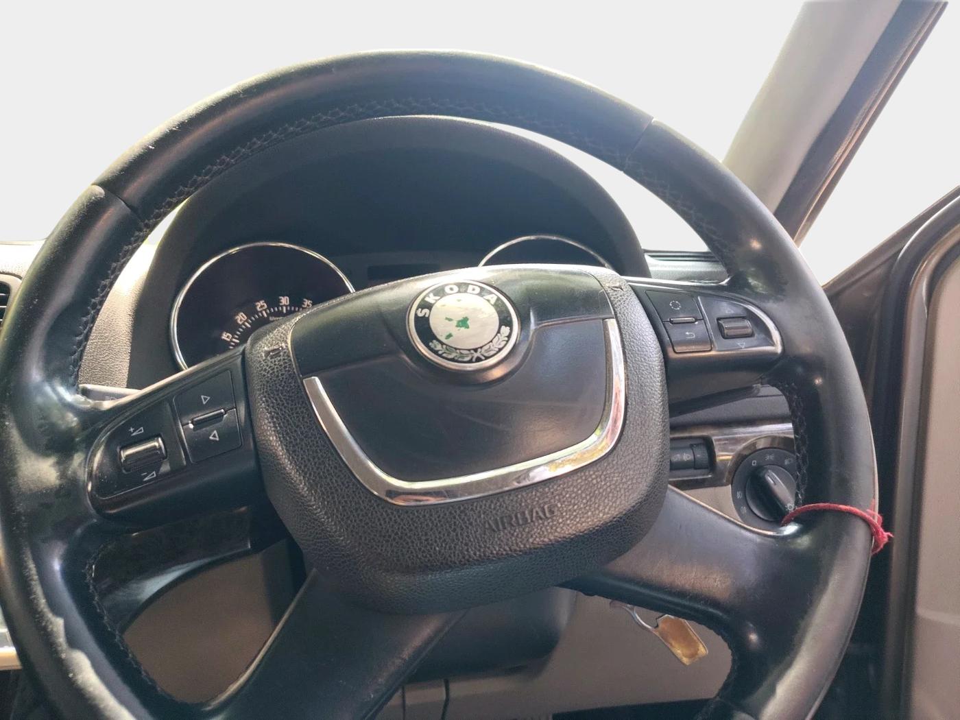 2013 Skoda Yeti ELEGANCE 2.0 TDI CR 4X4, Diesel, Manual, 1,20,343 km, interior