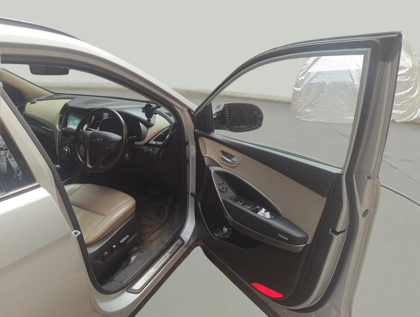 2015 Hyundai Santa Fe 2 WD AT, Diesel, Automatic, 74,768 km, interior