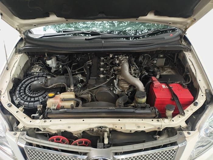 2014 Toyota Innova 2.5 GX 8 STR, Diesel, Manual, 80,680 km, exterior