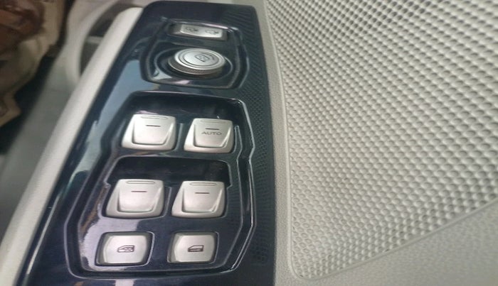 2020 Mahindra XUV300 W8 (O) 1.5 DIESEL AMT, Diesel, Automatic, 53,949 km, interior