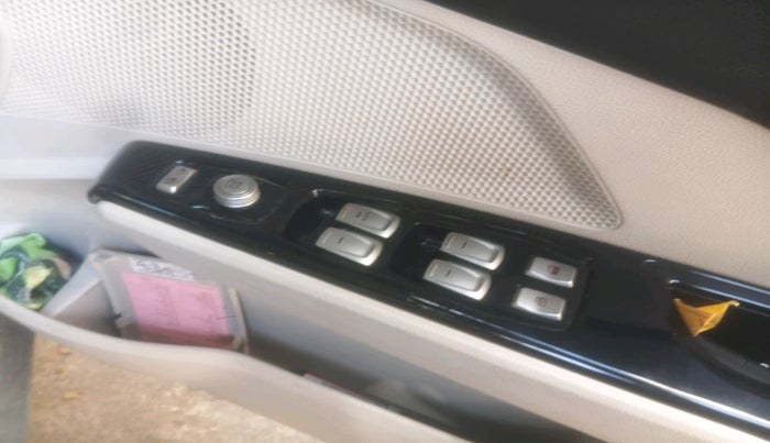 2022 Mahindra XUV300 W8 (O) 1.2 PETROL, Petrol, Manual, 47,974 km, interior