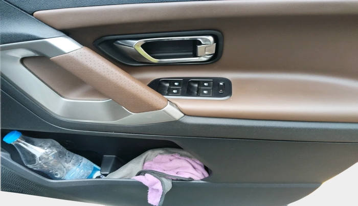 2020 Tata Harrier XZA 2.0L, Diesel, Automatic, 1,45,790 km, interior