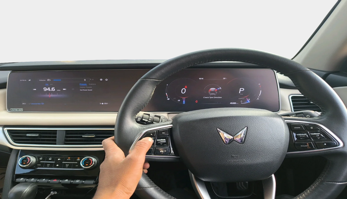 2021 Mahindra XUV700 AX 7 P AT 7 STR, Petrol, Automatic, 45,285 km, interior