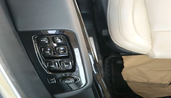 2021 Mahindra XUV700 AX 7 P AT 7 STR, Petrol, Automatic, 45,285 km, interior