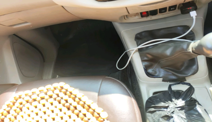 2011 Toyota Innova 2.5 G4 8 STR, Diesel, Manual, 3,15,583 km, interior