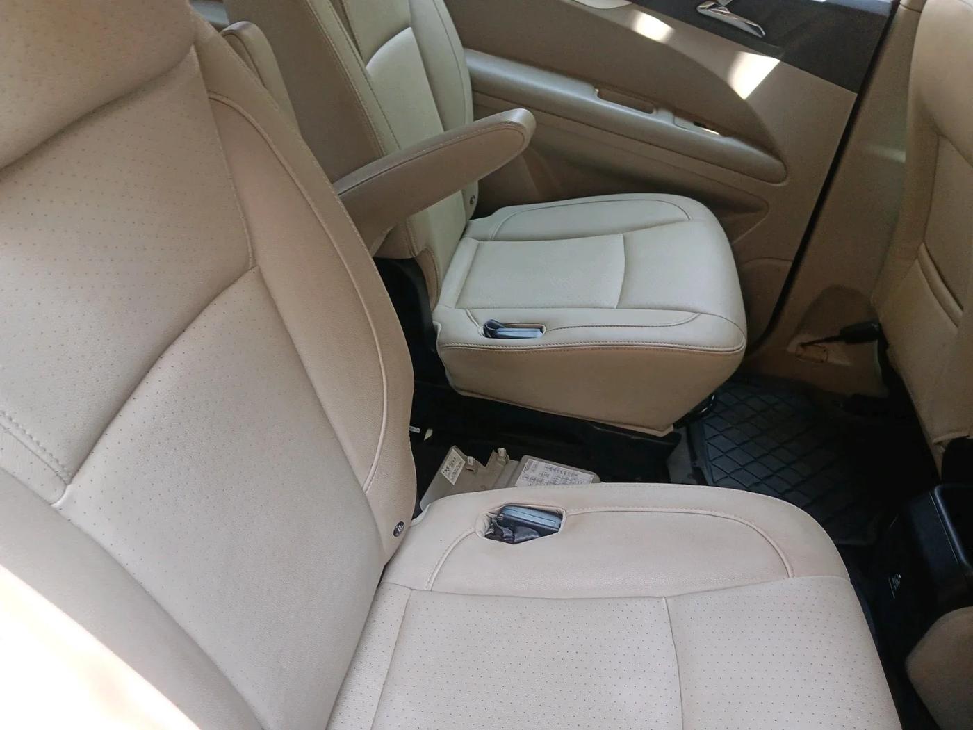 2018 Mahindra MARAZZO M8 7 STR, Diesel, Manual, 80,903 km, interior