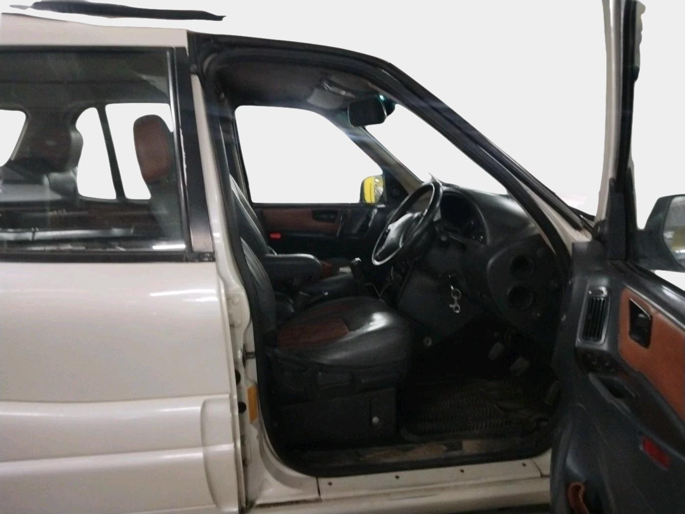 2011 Tata Safari 4X2 VX DICOR 2.2 VTT, Diesel, Manual, 2,02,146 km, interior