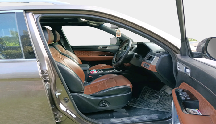 2019 Mahindra ALTURAS G4 4WD AT, Diesel, Automatic, 1,12,737 km, interior