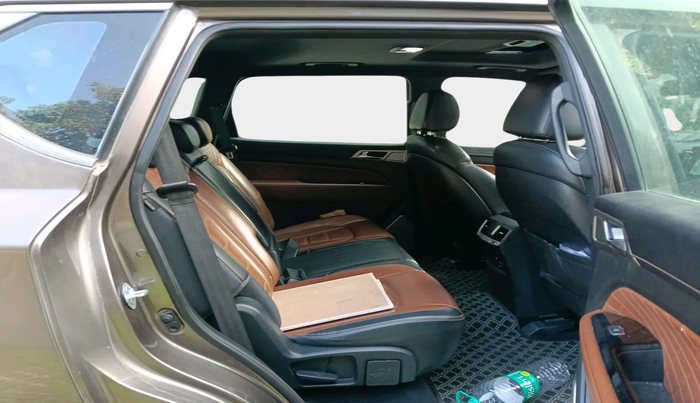 2019 Mahindra ALTURAS G4 4WD AT, Diesel, Automatic, 1,12,737 km, interior