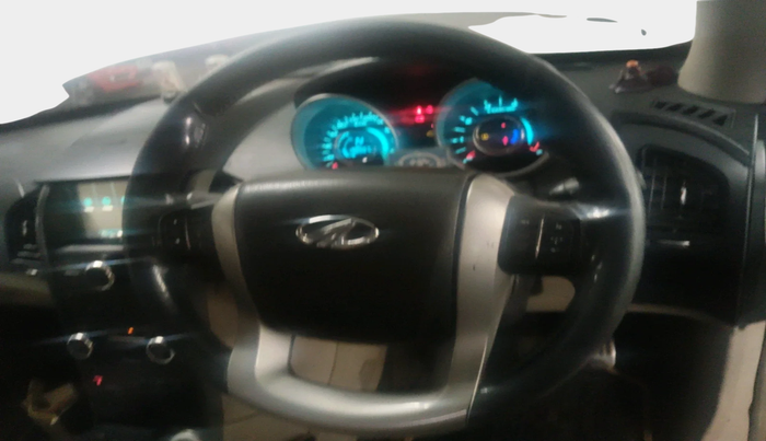 2016 Mahindra XUV500 W10, Diesel, Manual, 1,96,557 km, interior