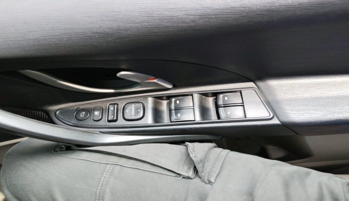 2018 Mahindra XUV500 W10, Diesel, Manual, 78,766 km, interior