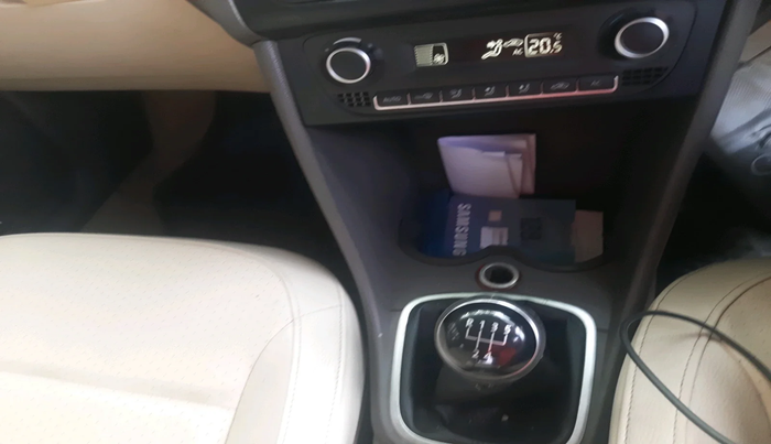 2013 Volkswagen Vento HIGHLINE DIESEL 1.6, Diesel, Manual, 1,47,967 km, interior