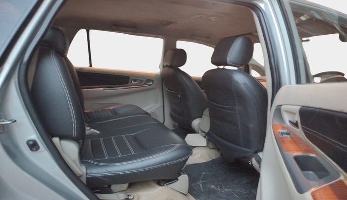 2013 Toyota Innova 2.5 GX 8 STR, Diesel, Manual, 2,62,238 km, interior