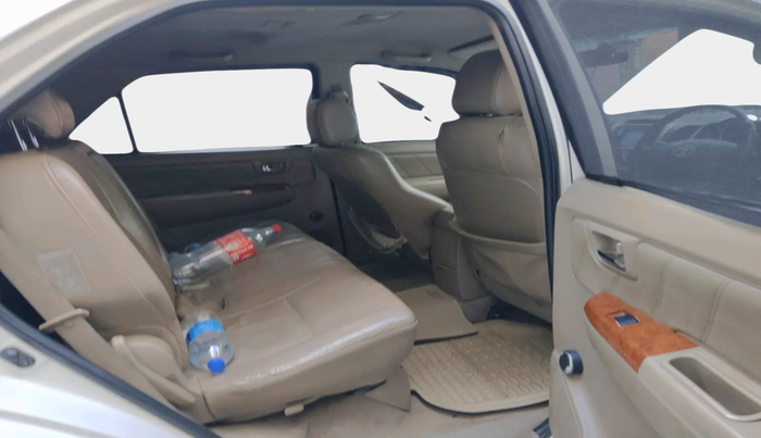 2010 Toyota Fortuner 3.0 4X4 MT, Diesel, Manual, 2,40,748 km, interior